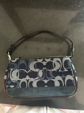 Women’s Navy Patterned Wristlet Bag
